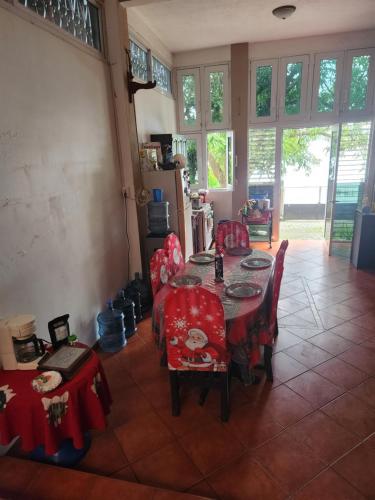una sala da pranzo con tavolo e sedie rosse di Hotel Casa de Don Francisco a Flores