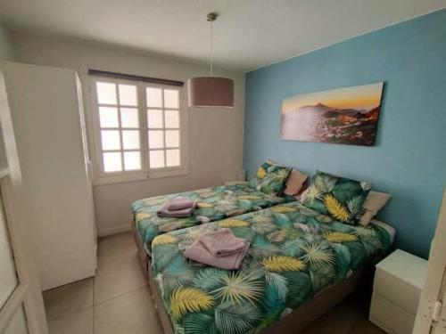 a bedroom with a bed with towels on it at Casa Vista al Mar in Abades