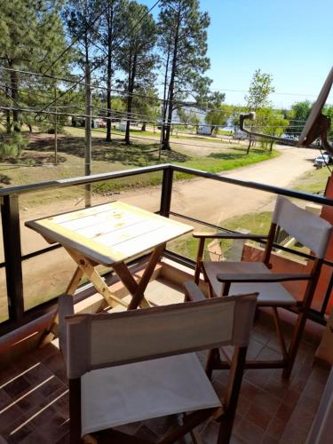 - Balcón con mesa y sillas y vistas al parque en Los Ranchos Termas en Colón