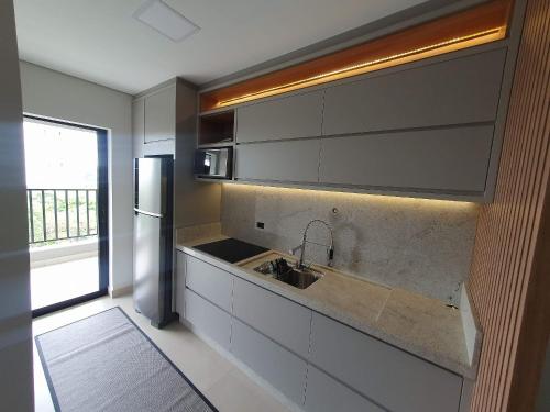 Kuchyň nebo kuchyňský kout v ubytování Novíssimo apartamento no Centro de Foz - perto de tudo