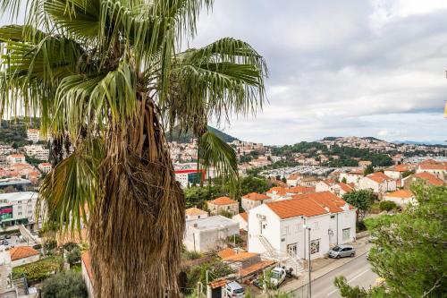 SPACIOUS THREE BEDROOM APARTMENT