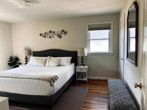 Un dormitorio con una cama grande y una ventana en NEW 3 BRD Modern Urban Gateway en Arlington