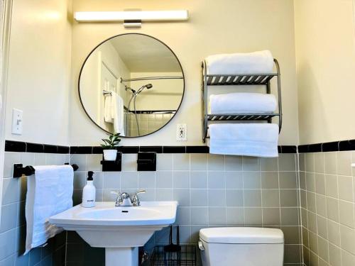 ein Badezimmer mit einem Waschbecken, einem Spiegel und einem WC in der Unterkunft NEW 3 BRD Modern Urban Gateway in Arlington