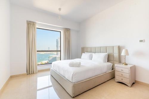 Postel nebo postele na pokoji v ubytování Deluxe Retreat In JBR - Million Dollar View - Balcony