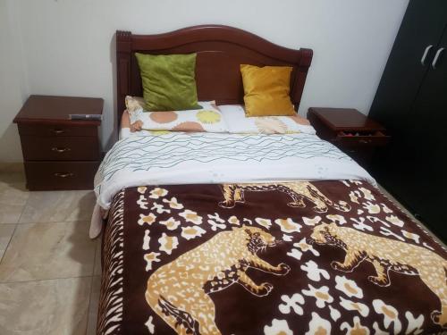 Un dormitorio con una manta de guepardo en una cama en Apartaestudio de lujo, en Pasto