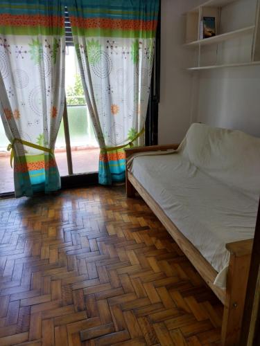 1 dormitorio con cama y ventana grande en Departamento Oro 2428 en Buenos Aires