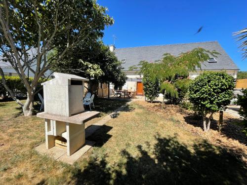 une arrière-cour avec un banc en pierre devant une maison dans l'établissement La Baronnière de Loctudy, à Loctudy