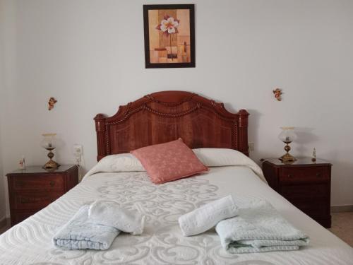 1 dormitorio con 1 cama con 2 toallas en La Casa de la Abuela Jesús, en Sanlúcar de Barrameda