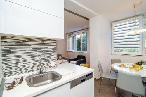 Kuchyň nebo kuchyňský kout v ubytování SPACIOUS TWO BEDROOM APARTMENT