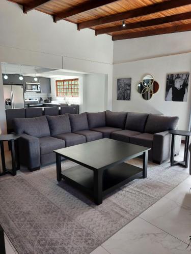 Χώρος καθιστικού στο Your Perfect Home Away From Home!