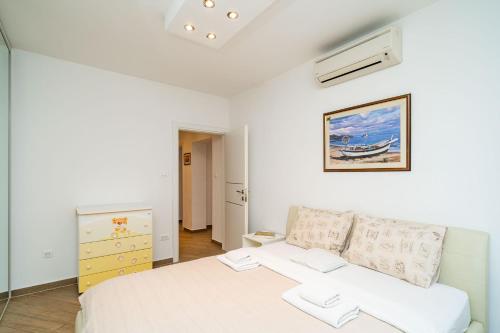 SPACIOUS TWO BEDROOM APARTMENT