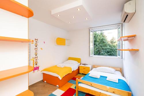 Postel nebo postele na pokoji v ubytování SPACIOUS TWO BEDROOM APARTMENT