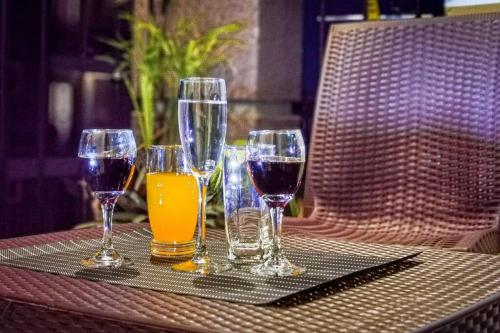 un grupo de copas de vino sentado en una mesa en Lima's Vacation 1BR Apt with Wi-Fi & Netflix in Kampala, Namugongo road, en Kampala