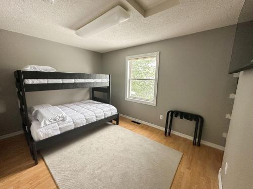 um quarto com um beliche e uma janela em Bell House on Madison Lake em Elysian