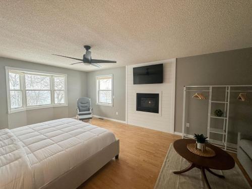 - une chambre avec un lit, un canapé et un ventilateur de plafond dans l'établissement Bell House on Madison Lake, à Elysian