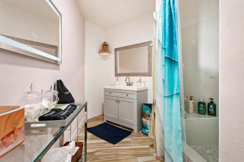 a small bathroom with a sink and a shower at La Mia Casa in Sarasota