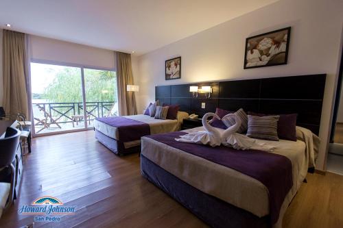 Postel nebo postele na pokoji v ubytování Howard Johnson Marinas & Resort