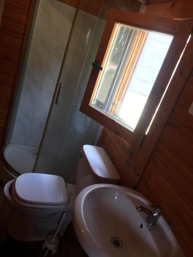 baño con aseo y lavabo y ventana en Casa en zona turística para 4 personas, en La Paloma
