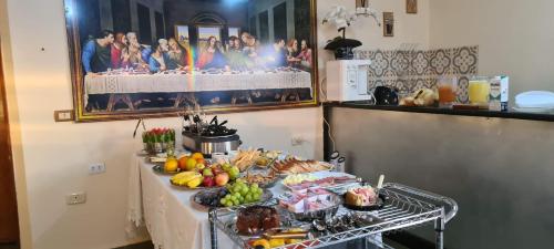uma mesa com um buffet de comida em Pousada Romeiros do Pai Eterno em Trindade