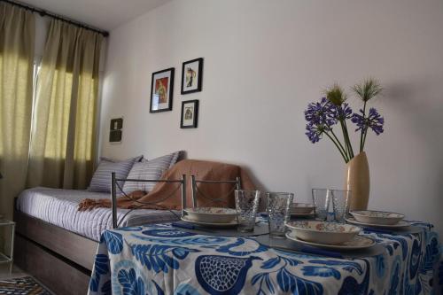 una habitación con una mesa con platos y vasos. en Departamento nuevo en Condominio Portezuelo, cerca de todo en Salta