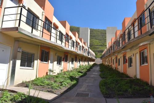 un callejón entre edificios de una escuela en Departamento nuevo en Condominio Portezuelo, cerca de todo en Salta