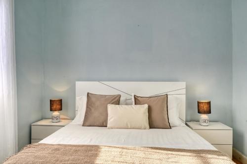 Casa do Pinheiro, a Home in Madeira في ساو فيسينتي: غرفة نوم بسرير ابيض كبير ومصباحين
