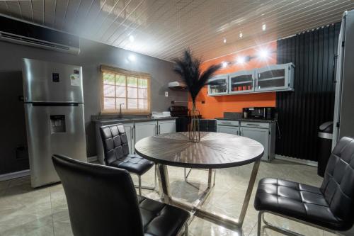 eine Küche mit einem Tisch und Stühlen sowie einem Kühlschrank in der Unterkunft Apartment 107 in Scarborough