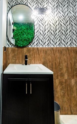 スカボローにあるApartment 107の洗面台と鏡のあるバスルーム