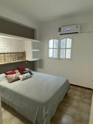 福爾摩沙的住宿－alquiler temporal DIARIO DE IRIGOYEN，一间卧室设有一张床和一个窗口