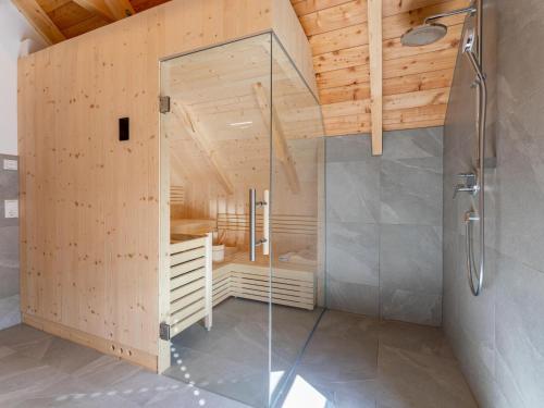ザンクト・ローレンツェン・オプ・ムーラウにあるMountain Chalet An der Murの木製の天井のバスルーム(ガラス張りのシャワー付)