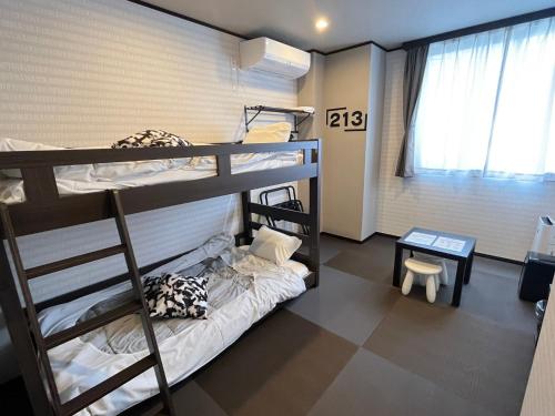 a room with two bunk beds and a window at SAMURISE 81INN - Vacation STAY 60981v in Azagawa