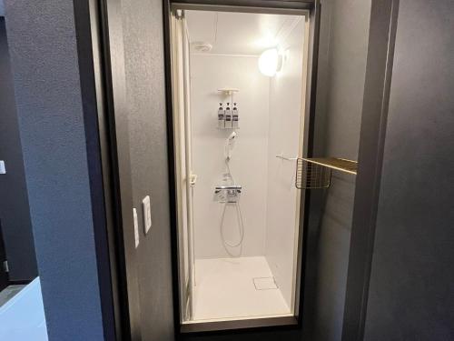 um chuveiro numa casa de banho com uma porta de vidro em SAMURISE 81INN - Vacation STAY 60981v em Azagawa