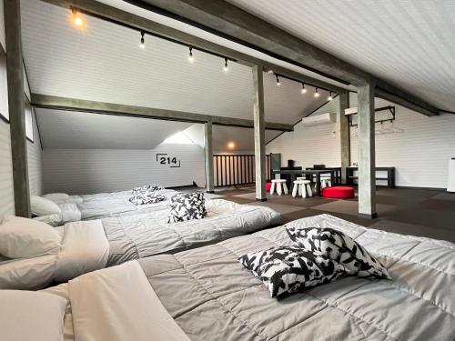um quarto com três camas com almofadas em SAMURISE 81INN - Vacation STAY 60983v em Azagawa