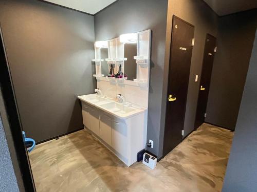 a bathroom with a sink and a mirror at SAMURISE 81INN - Vacation STAY 60983v in Azagawa