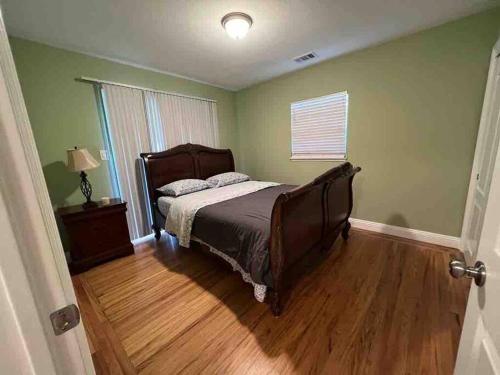 1 dormitorio con 1 cama y suelo de madera en Danville home, en Danville