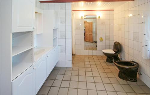 a bathroom with a toilet and a sink at Stunning Home In Sams With 4 Bedrooms And Wifi in Brundby