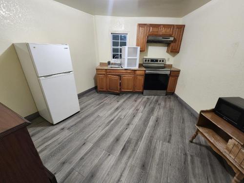 eine Küche mit einem weißen Kühlschrank und Holzschränken in der Unterkunft Green Garden Inn in Greensboro