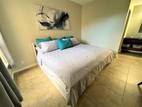 Ein Bett oder Betten in einem Zimmer der Unterkunft Coconut at Shores - Waikoloa Beach Resort