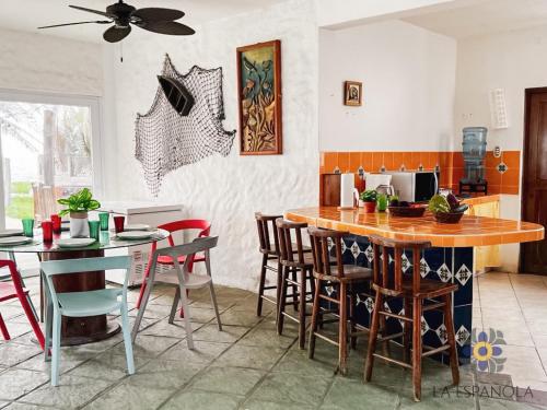 - une cuisine avec une table et des chaises dans la chambre dans l'établissement Casa Española, à Puerta de Hierro