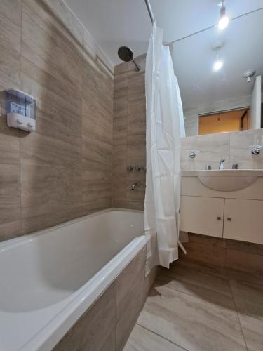 een badkamer met een bad en een wastafel bij Huayruro in San Salvador de Jujuy