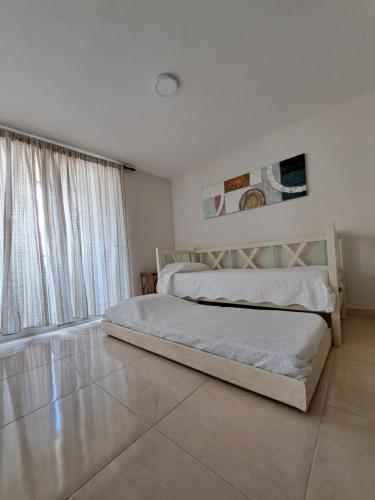 1 dormitorio con 2 camas y ventana grande en Huayruro en San Salvador de Jujuy