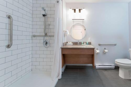y baño con lavabo, ducha y aseo. en Prestige Kamloops Hotel, en Kamloops