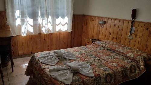 Un dormitorio con una cama con arcos. en Hotel Lebet en Mar del Plata