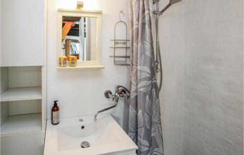A bathroom at Beautiful Apartment In Sams With House Sea View
