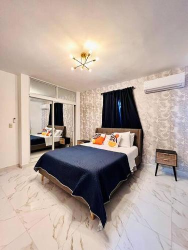 um quarto com uma cama king-size num quarto em Modern Villa in Punta Cana - Villa Moderna em Punta Cana