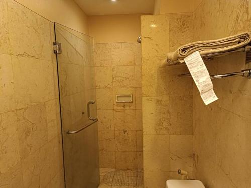 uma casa de banho com chuveiro e WC em Braga City Walk Apartment 8th Floor - deNara em Bandung