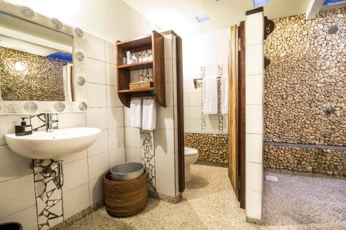 y baño con lavabo y aseo. en Cocotinos Lembeh a Boutique Dive Lodge en Bitung