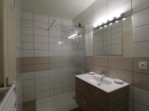 uma casa de banho com um lavatório e um espelho em Studio Collioure, 1 pièce, 3 personnes - FR-1-309-234 em Collioure