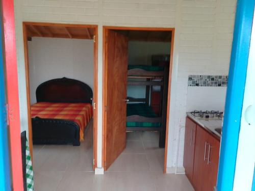 Uma ou mais camas em beliche num quarto em Acogedoras - Cabañas Villa Paty