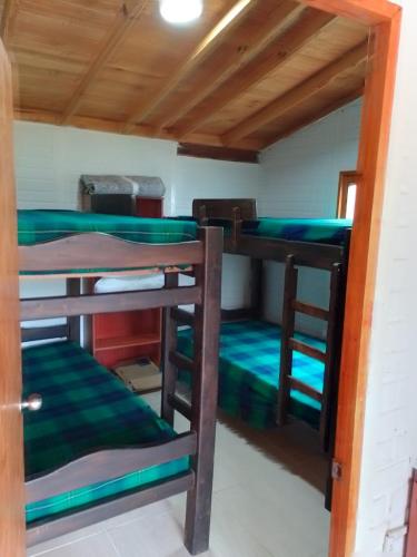 Uma ou mais camas em beliche num quarto em Acogedoras - Cabañas Villa Paty